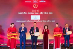 Ông Trần Vũ Quang - Phó Tổng Giám đốc Tổng công ty UDIC vinh dự nhận cúp và chứng nhận từ Ban tổ chức.