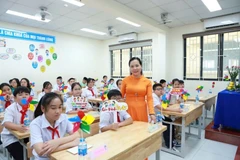 Cô và trò Trường THCS Thành Công hân hoan bước vào năm học mới. (Ảnh: Thế Hải)