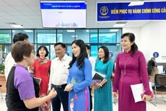 Lãnh đạo phường Cầu Giấy trò chuyện với người dân đến làm thủ tục hành chính. (Ảnh: Hà Phong)