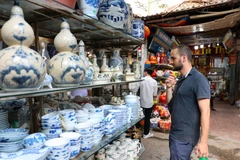 Khách du lịch nước ngoài tham quan làng gốm Bát Tràng (Hà Nội). (Ảnh: Đăng Anh)