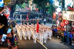 Người dân nô nức xem sơ duyệt diễu binh kỷ niệm 80 Cách mạng Tháng Tám và Quốc khánh tại Hà Nội. (Ảnh: THÀNH ĐẠT)