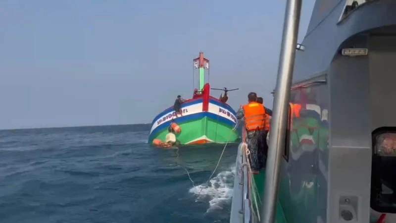 Tàu cá Đà Nẵng bị chìm trên biển, hai thuyền viên được cứu kịp thời