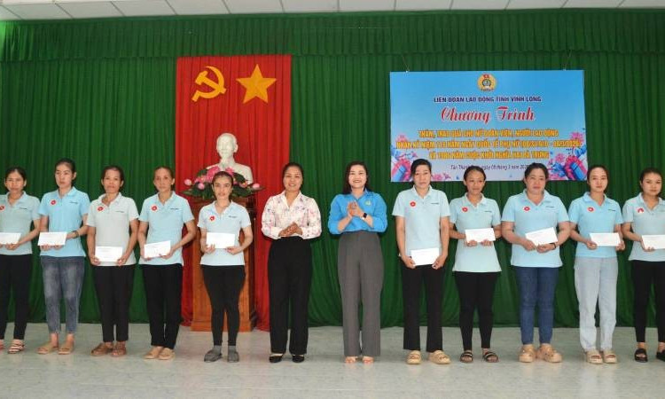 Liên đoàn Lao động tỉnh Vĩnh Long trao quà cho nữ đoàn viên, người lao động tại xã Tân Thành Bình.