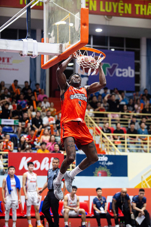 Karachi Edo úp rổ ghi điểm cho Danang Dragons. (Ảnh: VBA)