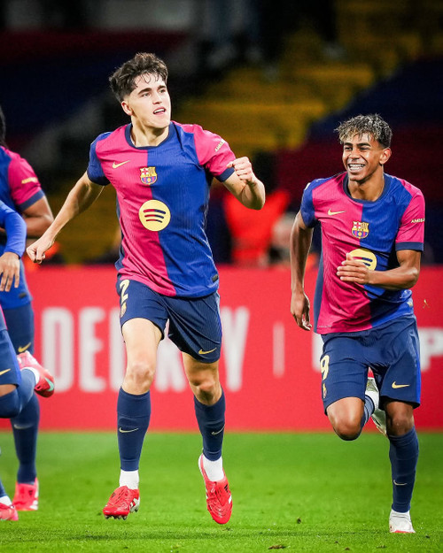 Cubarsi là trung vệ trẻ có thể chất vượt trội. (Ảnh: BarcelonaFC) Cubarsi là trung vệ trẻ có thể chất vượt trội. (Ảnh: BarcelonaFC)