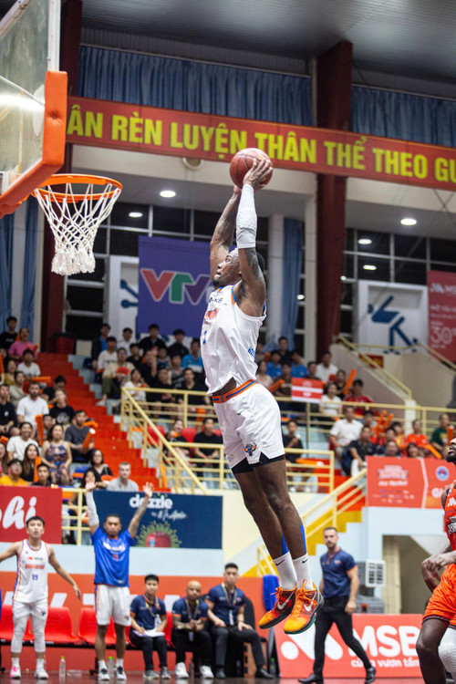 Ngoài Taishaun Johnson, Hassan Thomas giúp Hanoi Buffaloes vượt qua 3 hiệp phụ khó khăn. (Ảnh: VBA)