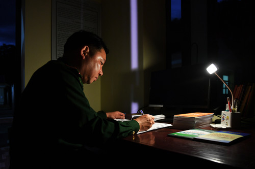 Đại úy quân nhân chuyên nghiệp Lò Văn Thoại soạn giáo án khi trở về Đồn biên phòng Nậm Lạnh sau các tiết học. Lúc này, đồng hồ đã chỉ hơn 11 giờ đêm.