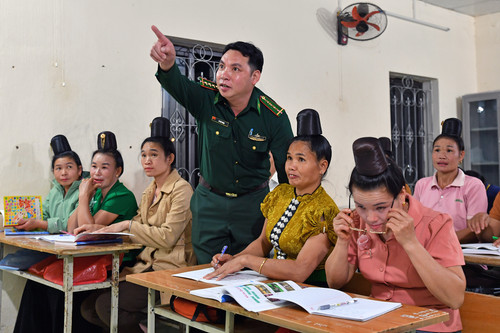 Học sinh trong lớp, nhiều người đã lên chức ông, bà. Trong ảnh, bà Lường Thị Yên ngồi hàng đầu, bên phải.