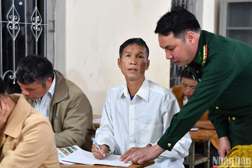 “Thầy thoại” cùng các học trò của mình đang ôn tập bài cũ.