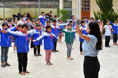 Cô Vì Thị Hằng hướng dẫn học sinh tập thể dục, sinh hoạt ngoại khóa qua các điệu dân vũ.