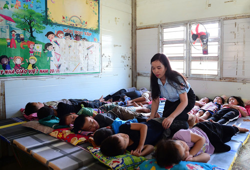 Cô giáo người Thái lặng lẽ đắp chăn cho các học sinh bán trú vào giờ nghỉ trưa.