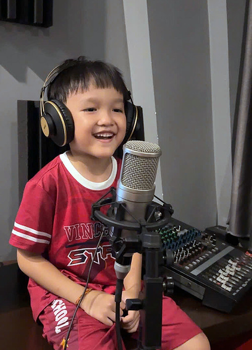 Xệ Xệ trong phòng thu ca khúc X-Chicken.