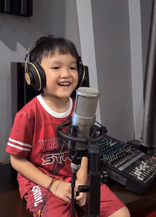 Xệ Xệ trong phòng thu ca khúc X-Chicken.