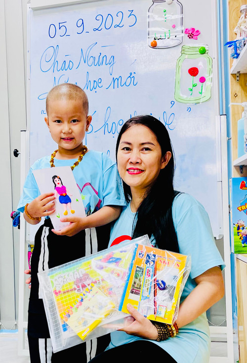 Các em có sách vở, đồ dùng học tập đầy đủ.