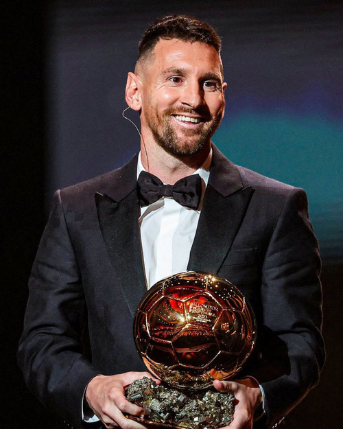 Messi nhận danh hiệu Quả bóng Vàng thứ tám. Messi nhận danh hiệu Quả bóng Vàng thứ tám.