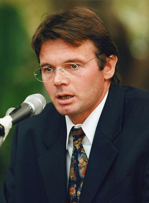 Ngày 18/3/1998, HLV Philippe Troussier trả lời phỏng vấn tại Johannesburg trong cuộc họp báo đầu tiên từ khi ông đảm nhận vị trí huấn luyện viên đội tuyển quốc gia Nam Phi. (Ảnh: AFP)