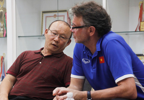 HLV Park Hang-seo từng có nhiều trao đổi với HLV Phillipe Troussier tại Trung tâm đào tạo bóng đá trẻ (PVF).