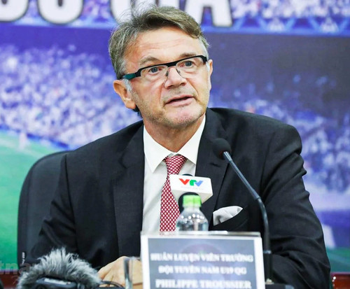 Hồi tháng 9/2019, ông Philippe Troussier ra mắt người hâm mộ Việt Nam trên cương vị HLV trưởng đội tuyển U19 quốc gia. (Ảnh: Vietnam+)
