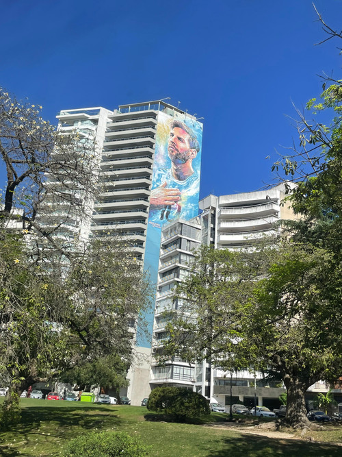 Tác phẩm hội họa khổ lớn trên tường tòa nhà cao tầng là một trong những điểm để khám phá, check-in của du khách. Tác phẩm hội họa khổ lớn trên tường tòa nhà cao tầng là một trong những điểm để khám phá, check-in của du khách.