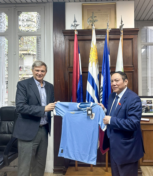 Ông Sebastián Bauzá Bộ trưởng Thể thao Uruguay tặng quà lưu niệm cho Bộ trưởng Bộ Văn hóa, Thể thao và Du lịch Nguyễn Văn Hùng. (Ảnh: CTV) Ông Sebastián Bauzá Bộ trưởng Thể thao Uruguay tặng quà lưu niệm cho Bộ trưởng Bộ Văn hóa, Thể thao và Du lịch Nguyễn Văn Hùng. (Ảnh: CTV)