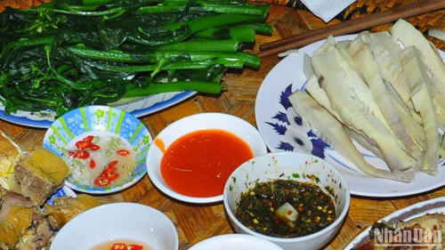 Không thể thiếu món rau cải trong bữa cơm hằng ngày của đồng bào miền tây Nghệ An.