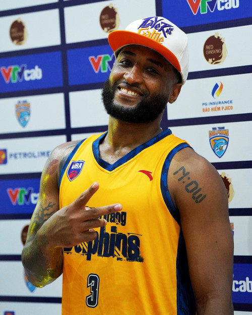 Madarious Gibbs nhận danh hiệu Player of the Game (Cầu thủ xuất sắc nhất trận).