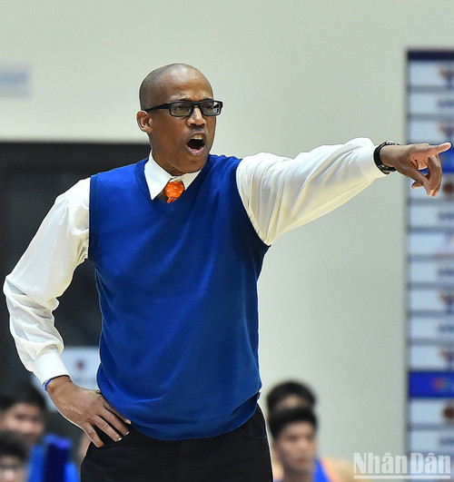 Huấn luyện viên Erik Rashad giúp Hanoi Buffaloes cạnh tranh sòng phẳng với Saigon Heat ở vòng bảng. Huấn luyện viên Erik Rashad giúp Hanoi Buffaloes cạnh tranh sòng phẳng với Saigon Heat ở vòng bảng.