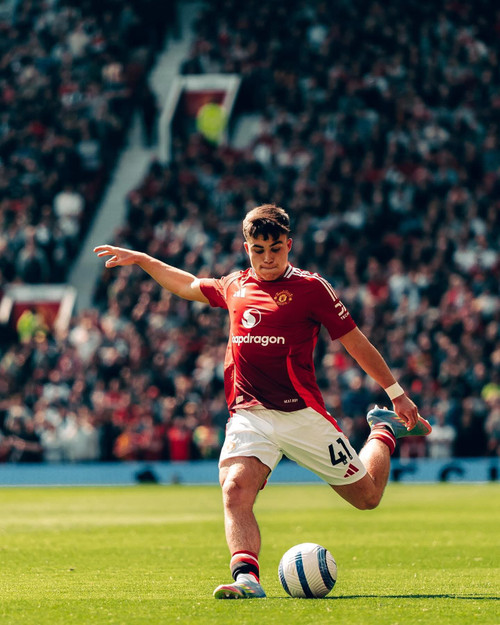 Harry Amass thi đấu ấn tượng ở vị trí cánh trái. (Ảnh: Rising Stars XI) Harry Amass thi đấu ấn tượng ở vị trí cánh trái. (Ảnh: Rising Stars XI)