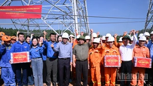 Thủ tướng Phạm Minh Chính và các đơn vị thi công bày tỏ quyết tâm hoàn thành Dự án Đường dây 500kV Lào Cai-Vĩnh Yên đúng tiến độ. (Ảnh: TRẦN HẢI)