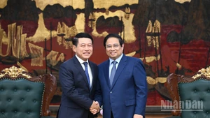 Thủ tướng Phạm Minh Chính và đồng chí Saleumxay Kommasith, Ủy viên Bộ Chính trị, Phó Thủ tướng Chính phủ, Trưởng Ban Cải cách doanh nghiệp Lào. (Ảnh: TrẦN HẢI)
