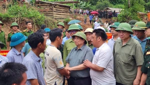 Thủ tướng Chính phủ Phạm Minh Chính thăm hỏi, động viên bà con nhân dân bản Háng Pù Xi, xã Xa Dung, tỉnh Điện Biên bị thiệt hại nặng nề do mưa lũ mấy ngày qua. (Ảnh: CTV)