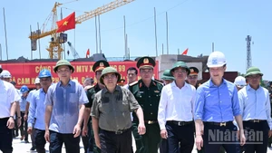 Thủ tướng Chính phủ Phạm Minh Chính thị sát công trường xây dựng cầu Phong Châu mới.