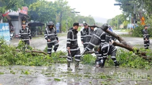 Cán bộ, chiến sĩ Trung đoàn Cảnh sát Cơ động Bắc Trung Bộ tích cực tham gia khắc phục hậu quả bão số 5.