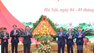 Bí thư Đảng ủy Chính phủ, Thủ tướng Chính phủ Phạm Minh Chính tặng hoa chúc mừng Đại hội đại biểu Đảng bộ Bộ Xây dựng lần thứ I, nhiệm kỳ 2025-2030. (Ảnh: TRẦN HẢI)