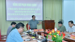 Thủ tướng Chính phủ Phạm Minh Chính chủ trì cuộc họp bàn giải pháp ứng phó, khắc phục hậu quả thiên ta mưa lũ. (Ảnh: Thanh Giang)