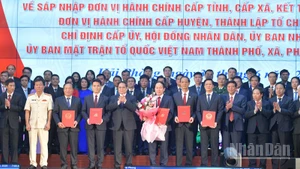 Thủ tướng Phạm Minh Chính chúc mừng lãnh đạo thành phố Hải Phòng (mới) nhận các Quyết định Trung ương. (Ảnh: THANH GIANG)