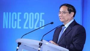 Thủ tướng Phạm Minh Chính chia sẻ kinh nghiệm của Việt Nam dựa trên phương châm "thuận thiên" và tiêu chí "đồng lợi ích, đa mục tiêu". (Ảnh: VGP/NHẬT BẮC)