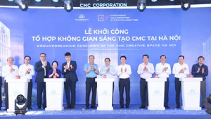 Thủ tướng Phạm Minh Chính và các đồng chí lãnh đạo thực hiện nghi thức khởi công tổ hợp (Ảnh: TRẦN HẢI). 