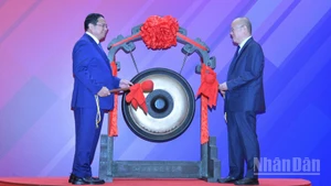 Thủ tướng Phạm Minh Chính và lãnh đạo Sở Giao dịch Chứng khoán Thượng Hải thực hiện nghi thức đánh cồng. (Ảnh: Thanh Giang)