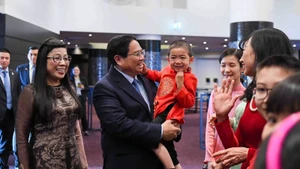 Thủ tướng Phạm Minh Chính và Phu nhân với bà con cộng đồng người Việt Nam tại Estonia. (Ảnh: NGUYỄN HỒNG)