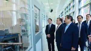 Thủ tướng Phạm Minh Chính tham quan cơ sở vật chất của Đại học Uppsala. (Ảnh: TTXVN)