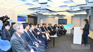 Thủ tướng Phạm Minh Chính nghe lãnh đạo Trung tâm e-Estonia giới thiệu về mô hình hoạt động của Trung tâm. (Ảnh: THANH GIANG)
