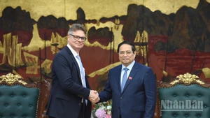 Thủ tướng Chính phủ Phạm Minh Chính và ông Antoine Colin - Phó Chủ tịch cấp cao, phụ trách toàn cầu về chuyển đổi số và chuỗi cung ứng của Tập đoàn HP (Hoa Kỳ). - Ảnh: TRẦN HẢI