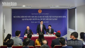 Thủ tướng Chính phủ Phạm Minh Chính gặp gỡ các chuyên gia, trí thức người Việt tại Pháp. (Ảnh: MINH DUY)