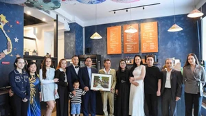 Thủ tướng Phạm Minh Chính tặng quà lưu niệm cho gia đình ông Nguyễn Việt Thắng (Ảnh: NGUYỄN HỒNG).