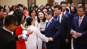 Thủ tướng Phạm Minh Chính với bà con cộng đồng người Việt Nam tại Trung Quốc. (Ảnh: Nhật Bắc/VGP)