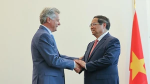 Thủ tướng Phạm Minh Chính và Bí thư toàn quốc Đảng Cộng sản Pháp Fabien Roussel. (Ảnh: NHẬT BẮC/VGP)