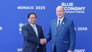 Hoàng thân Monaco Albert II vui mừng đón Thủ tướng Phạm Minh Chính tới dự Diễn đàn Tài chính và Kinh tế xanh trong khuôn khổ Hội nghị UNOC 3. (Ảnh: VGP/Nhật Bắc)