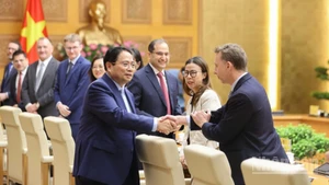 Thủ tướng Chính phủ Phạm Minh Chính với đại diện lãnh đạo các doanh nghiệp Anh quốc. (Ảnh: Trần Hải)