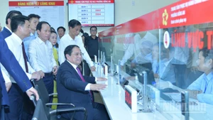 Thủ tướng Chính phủ Phạm Minh Chính thăm Trung tâm Phục vụ hành chính công phường Hồng An, thành phố Hải Phòng. (Ảnh: THANH GIANG)